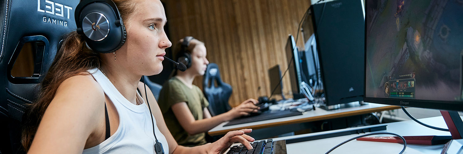 Unge ved computere på UNX
