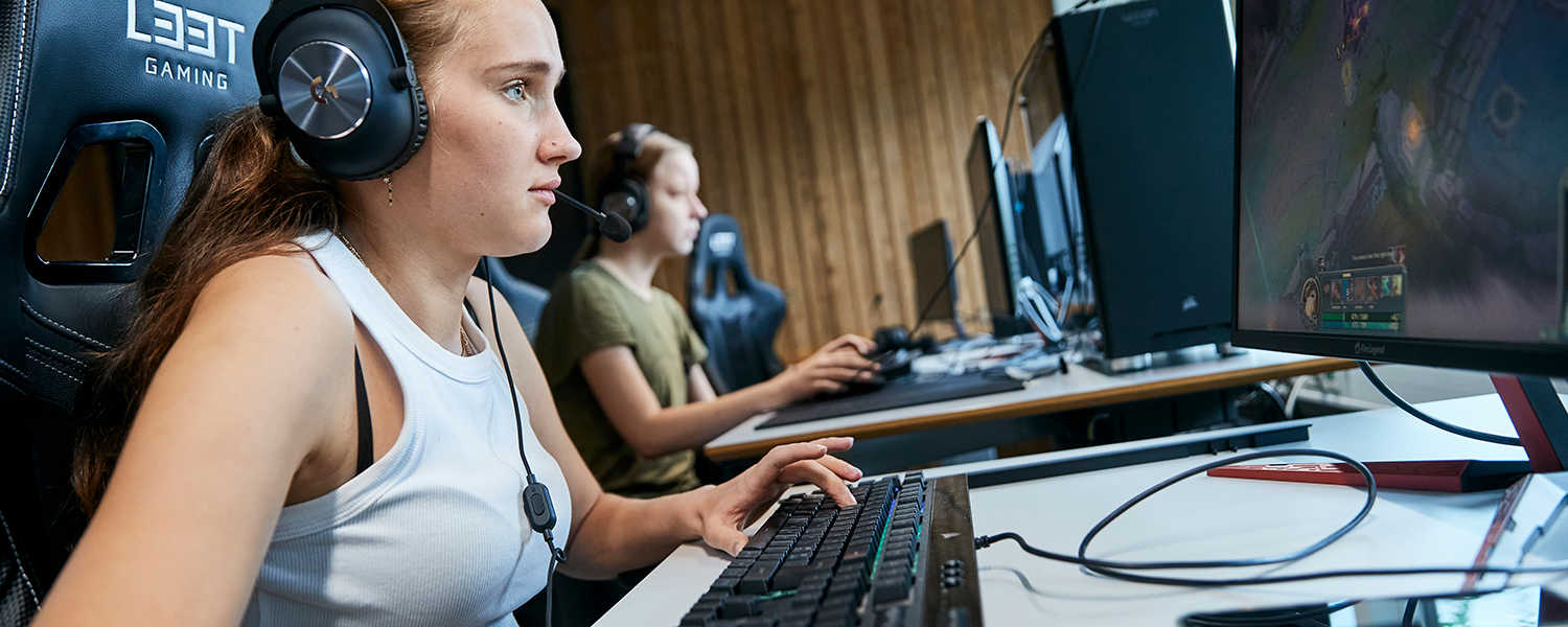 Unge ved computere på UNX